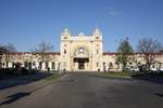 Bahnhofsarchitektur vom Feinsten: Aufnahmsgebäude des Bf. Szombathely am 01.April 2017.  -  Leider heutzutage nicht mehr gefragt. 