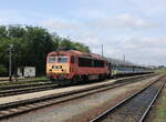 MÁV-START 418 316 mit dem Ex 8895  Fenyves  nach Pécs, am 26.07.2025 in Tapolca.