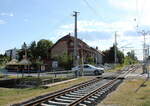 Der Bahnübergang vor dem Bahnhof in Balatonkenese, am 10.08.2022.