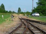 Bahnübergang an der Ausfahrt aus der Station Tiszabercel der 2009 stillgelegten Schmalspurstrecke von Nyiregyhaza nach Dombrad und Balsa, 29.