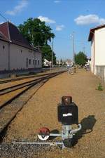 Weichenlaterne und Streckenende im Bahnhof Dombrad, 23. 5. ‎2016

Dass das Gleis noch bis über die Straße führte ist heute nicht mehr zu erkennen.