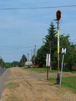 Vorsignal an der Ortsdurchfahrt in Gavavencsellö der 2009 stillgelegten Schmalspurstrecke von Nyiregyhaza nach Dombrad und Balsa, 29.