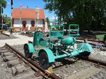 Kleine Motordraisine vor einer kleinen Signal-Sammlung im Hungarian Railway Museum, Budapest, 18.6.2016
