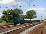 Schnellzug-Dampflok in Komárom: die 242 001-er mit einem Sonderzug nach Komárno verlässt Komárom.
