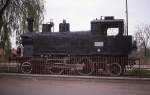 Diese 1B1 Tenderlok der MAV Nummer 275.120 stand am 15.4.1989 als   Denkmal am Bahnhof in Tiszafred.