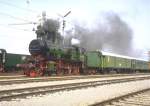 MAV Dampflok 109.109 ex.Sdbahn,vor einem Schnellzug an der Parade 1987 in Strasshof/N (Archiv P.Walter)