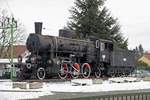 Die Denkmallok 324.1518 steht in Sopron neben Bahnsteig 1.