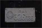 Ein Schild auf der Dampflokomotive 326.136 der MV; die Lokomotive ist ausgestellt beim Bahnhof von Debrecen; Foto aufgenommen am 18.