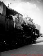 MAV - Diese Lok 2-3-0, BR 328 fhrt mit einem Zug ab.  Gute Reise !
Wir sind in Oktober 1966.  Foto: J.J.Barbieux