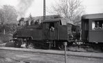 Im Oktober 1978 waren Dampflokomotiven noch auf zahlreichen Nebenbahnstrecken der MAV anzutreffen, hier rangiert 375.1002 im Bahnhof Diosjenö