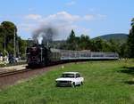 Dia Damflok 424 247 auf der große Fahrt: Die Dampfer mit dem Eilzug 1972 bei der Durchfahrt in Hst.