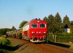 Die älteste M41 ist die 2103-er. Die retrolackierte Lok ist mit einem retrolackierte Zug von Balatonfüred nach Tapolca bei Ábrahámhegy unterwegs.
Das schöne Abendfoto ist von meines Sohn Márk Németh.
Ábrahámhegy, 01.08.2020.