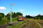 Nichalltägliches Sichtung auf der KBS 5: Die 418 128 fährt als Lokzug von Komárom nach Székesfehérvár. Aufgrund eines Unfalls war Umleitungverkehr von der KBS 1. 
Kisbér, 10.07.2022.