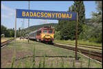 MAV Diesellok 418320 hält hier auf der Fahrt nach Tapolca am 14.7.2022 um 14.58 Uhr im Bahnhof Badacsonytomaj.