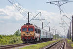 Diesellokomotive 418 153 mit dem internationalen Flug von Budapest nach Mukachevo fährt auf der Strecke / Mukachevo, Ukraine / 10.05.2025