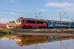 Diesellokomotive 418 153 mit dem internationalen Flug von Budapest nach Mukachevo fährt auf der Strecke / Kliucharky, Ukraine / 10.05.2025