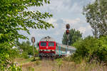Die Lokomotive 418 112 (M41) mit einem Personenzug nach Budapest fährt zur Staatsgrenze / Tschop, Ukraine / 19.07.2025