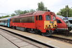 Im Bahnhof Keszthely stand am 26.07.2025 die MV-START 418 140 mit dem Ex 8807  Fenyves  von Tapolca nach Kaposvr.