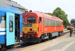 Die MV M41 2143 (92 55 0418 143-7 H-START) rangiert am 26.07.2025 in Tapolca an den IC 19795  Kk Hullm  nach Budapest-Dli.