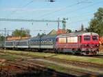 MV-Trakci M41 2143 mit einem Schnellzug aus Kaposvr (durch Keszthely, Tapolca und Celldmlk) nach Szombathely am Bahnhof Fonyd, am 24. 06. 2010. 