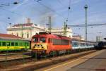 Unter lautem Getse verlsst H-MVTR 418 319 mit Schnellzug 285  ZAGREB-CORVINUS  den Bhf.Szombathely, 16.08.2012.
