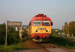 Einfahrt eines Personenzuges aus Budapest am 1.9.2005 mit M 412310 bespannt in den am Westufer des Balaton gelegenen Haltepunkt Czopak.