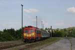 Am 18.5.2011 erreicht M 412120 mit einem Schnellzug nach Szombathely den Landbahnhof Vasvar.