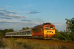Eine 418 316 zieht einen Personenzug im letzten Abenlicht in Szerecseny, 24.08.2015