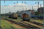 448 439 rangiert am 21.08.2014 durch die Abstellanlage des Bahnhofs Budapest-Keleti, wo 432 281 auf den nächsten Einsatz wartet.