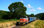 Wenn Sommer: es gibt interessanteste Sichtungen auf der Eisenbahn. Die MÁV Verschubloks 478-er (ex. M47 1200 und 1300) arbeiten vor Personenzüge auf der Strecke zwischen Győr und Veszprém. 
Das Bild zeigt die 478 203 mit dem Zug 39512 kurz vor Zirc.
26.06.2021.