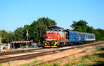 Nebenbahn-Idylle auf der Strecke Győr - Veszprém. Die 478 203 mit dem Zug 39512 in Bf. Tarjánpuszta.