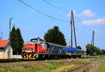 Die Verschublok 478 328 mit dem Personenzug von Győr nach Veszprém auf der Bakonybahn bei der Abfahrt von Bf. Veszprémvarsány.
24.07.2021.