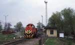 Villany prangt in groen Buchstaben am in der westlichen Einfahrt
des Bahnhof gelegenen Stellwerkhuschen. Am 22.4.1999 erledigt M 471072 
gerade Rangieraufgaben.