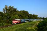 Die M61 001 mit dem 19707 kurz nach der Abfahrt von Tapolca.