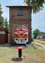 Denkmal der verunfallten MÁV M61.004, am 26.07.2025 am Wasserhaus in Tapolca.
