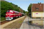 Einen besonderen Gast gab es bei der heurigen Sonnwendfeier in der Wachau. Die beiden MAV NOHABs M61 001 & 2761017 zogen einen Nostalgiesonderzug von Budapest nach Spitz a.d. Donau, hier als R17144 in Stein-Mautern. 
23.6.2012