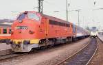 M 61007 steht am 14.4.1989 vor einem Schnellzug in Budapest im Bahnhof  Deli Paliudvar.
