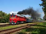 Die retrolackierte M62 194 mit dem Zug 19794  Kék Hullám  verlässt Balatonalmádi.