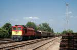 M62 235 erreicht mit einem Gterzug den Bahnhof Villany (21.05.2007)
