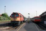 M62 163 mit dem IC 958 in Zalaegerszeg (22.05.2007)