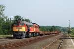 M62 326 und M62 163 mit einem Gterzug in Uzsa (24.05.2007)