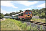 Bei Revülep ist hier am 14.7.2022 um 14.23 Uhr die Diesellok 418319 mit dem IC nach Budapest unterwegs.