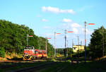 Die 478 203-er Verschublok von MÁV-Start mit dem Zug 34918 von Székesfehérvár nach Komárom bei der Einfahrt in Bahnhof Kisbér.