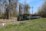 Es ist Frühling, auch die Waldbahnen nehmen ihren Betrieb auf. Die Waldbahn von Gemenc ist eine der stimmungsvollsten Schmalspurbahnen des Landes.
Auf dem Foto fährt eine C50-Lokomotive mit ihrem Zug nach Pörböly.
Pörböny, 23.03.2024.