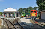 Schmalspurbahn Balatonfenyves (HU)  Die Loks 5727 und Mk48 2008 stehen nun beide am Bahnsteig des Bahnhofs Balatonfenyves GV und warten auf Fahrgäste nach Somogyszentpál und