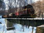 LEV D02 508 mit dem Foto-Gterzug am LEV an einer Brcke, am 18. 02. 2012. 