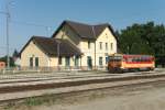 Zu sehen ist ein ungarischer  Schienenbus  im Bahnhof Sellye im Sden des Landes.