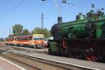 Am 07.September 2013 trifft die MAV 109.109 mit dem Sonderzug von Budapest-Nyugati nach Szob im Bf. Vc auf den H-START Bzmot 341 und 301.