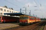 Bzmot 361 steht als dreiteilige Einheit am 25.8.2005 am Bahnsteig im Hauptbahnhof
von Debrecen.