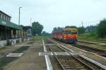 Vor dem nüchternen Zweckbau des Bahnhofs Veszpremvarsany wartet Bzmot 338 am 09.06.2011 auf die Weiterfahrt nach Veszprem